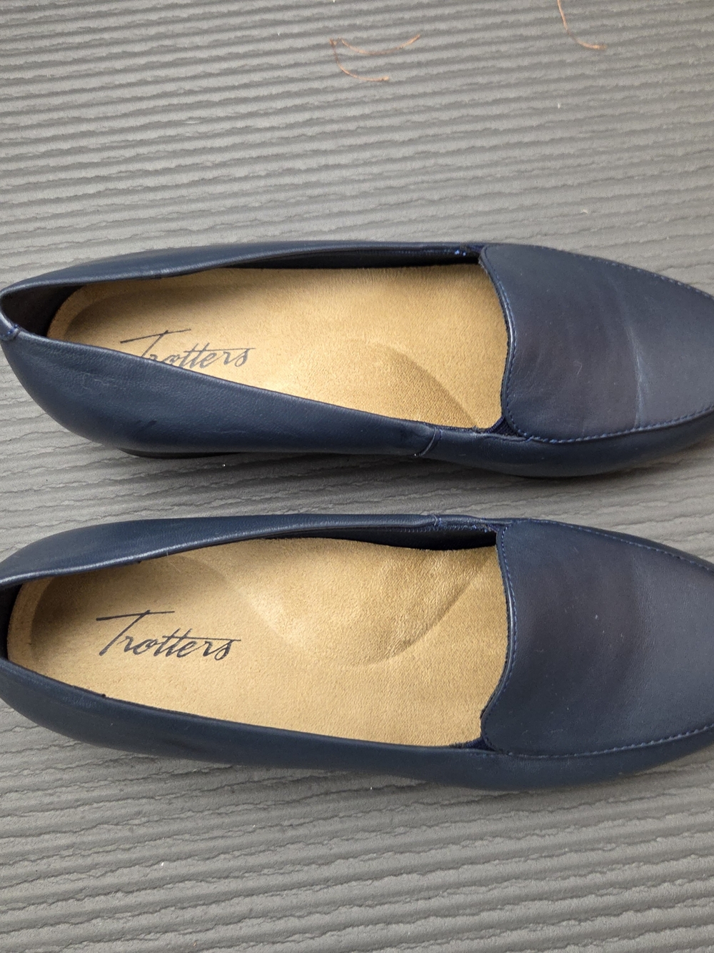 Trotters Women's Navy Leather Round Toe Block Heels Slip-on Pump 7W
